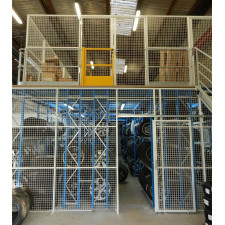 Plateforme de stockage avec cloison industrielle grillagée