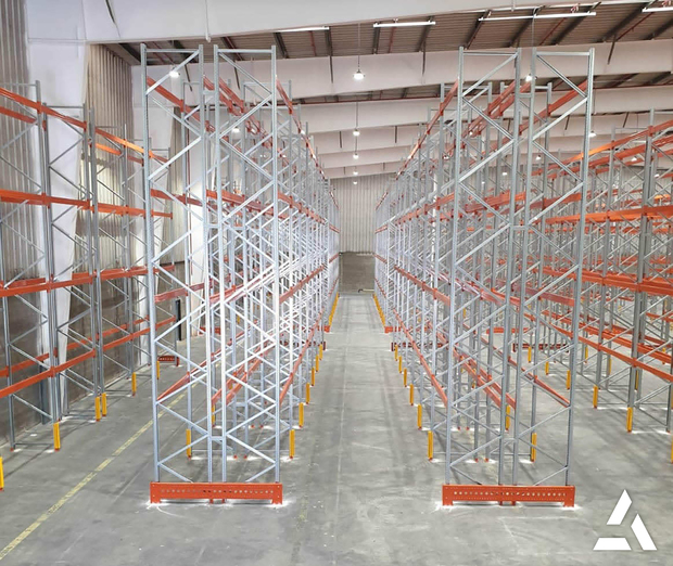 Rayonnages industriels grande hauteur installés en allées pour optimiser le stockage de palettes en entrepôt.