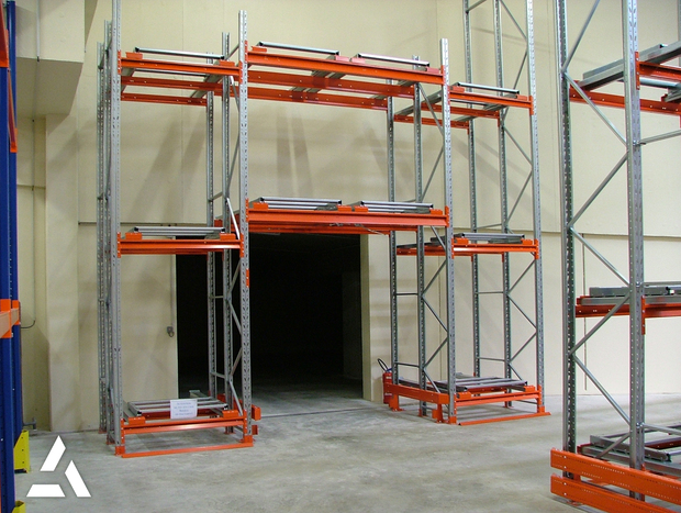 Rayonnage industriel à palettes avec structure métallique et niveaux de stockage dans un entrepôt logistique.