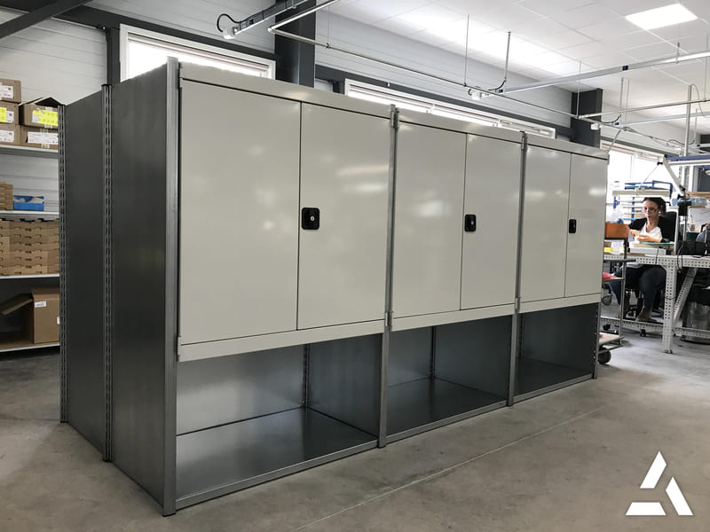 Rayonnage metallique avec portes pleines en atelier industriel, solution de stockage securisee pour materiel et composants