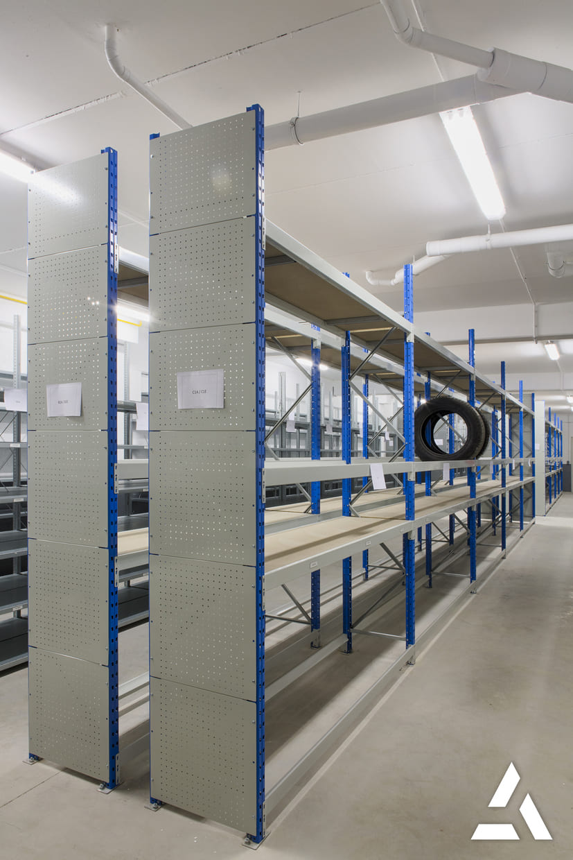 Rayonnages industriels métalliques dans un entrepôt de stockage professionnel, étagères vides organisées pour la logistique, la gestion des stocks et l’optimisation de l’espace industriel