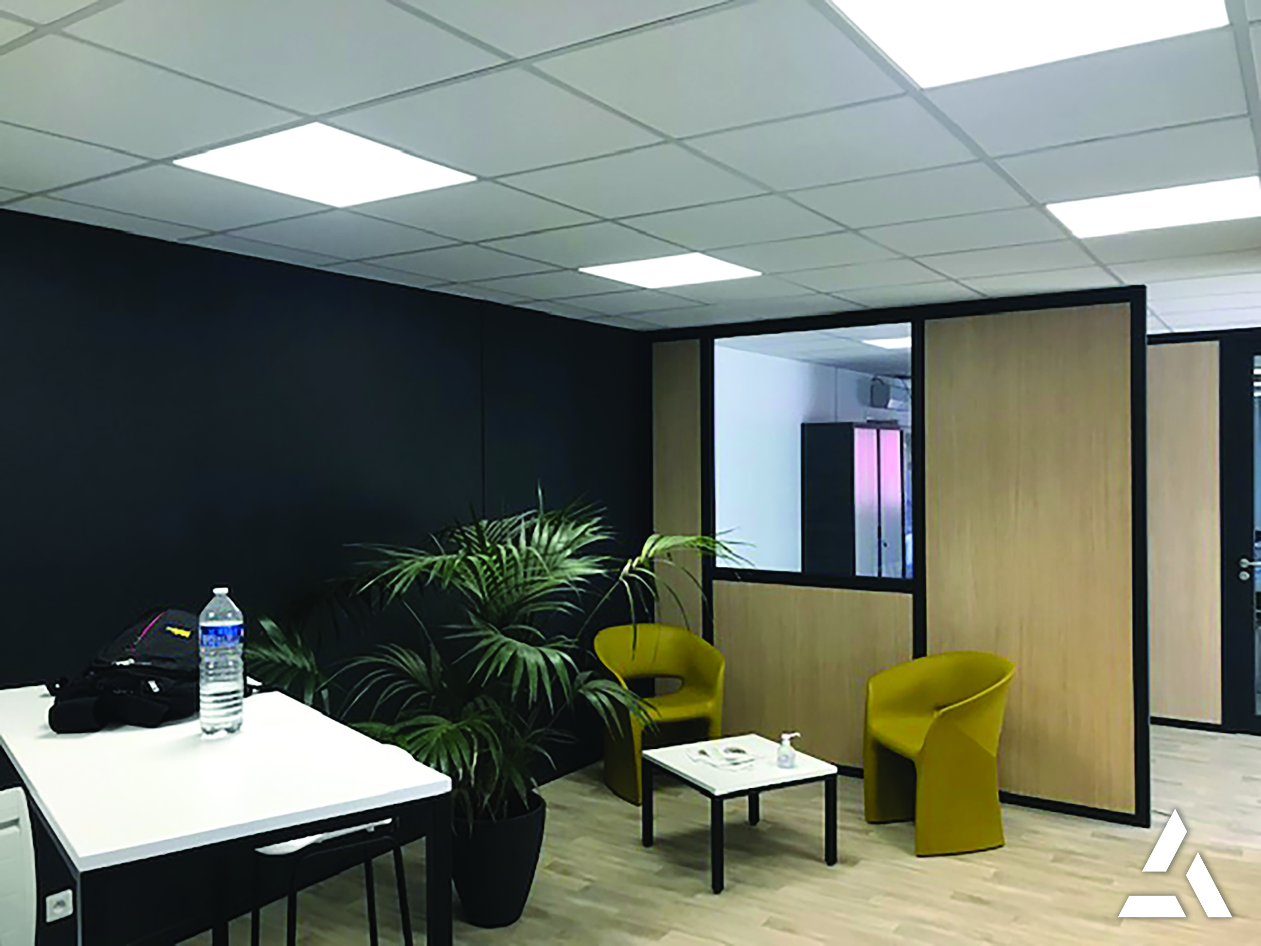 Espace d’accueil moderne avec fauteuils jaunes et cloisons en bois