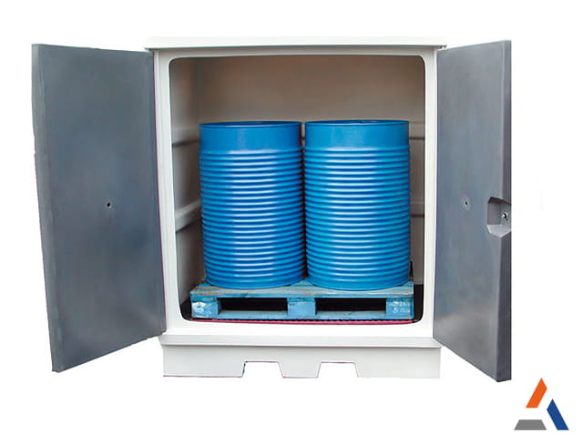 Armoire de rétention métallique avec deux fûts bleus sur palette pour stockage sécurisé de produits industriels
