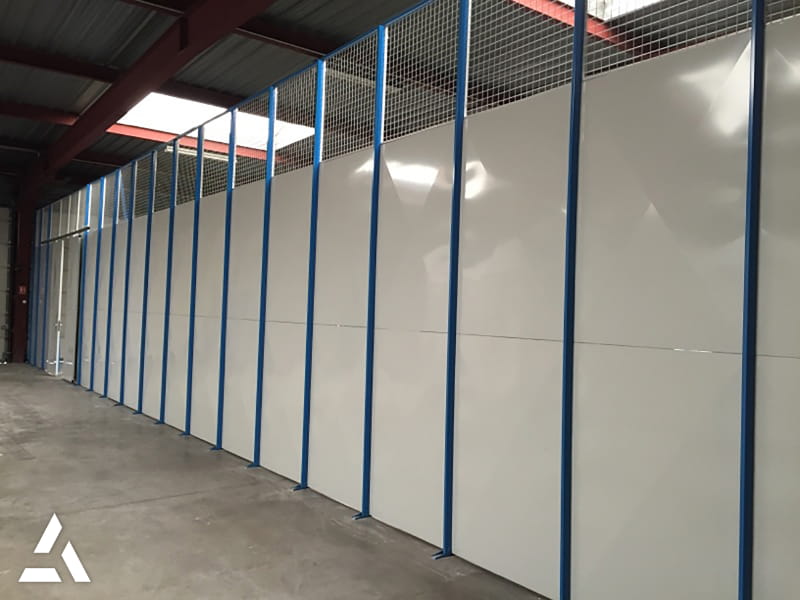 Cloison industrielle de séparation dans un entrepôt avec panneaux modulaires et structure métallique sécurisée