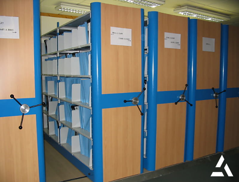Compactus d’archives mobiles avec rayonnages coulissants et dossiers suspendus pour optimiser l’espace de stockage