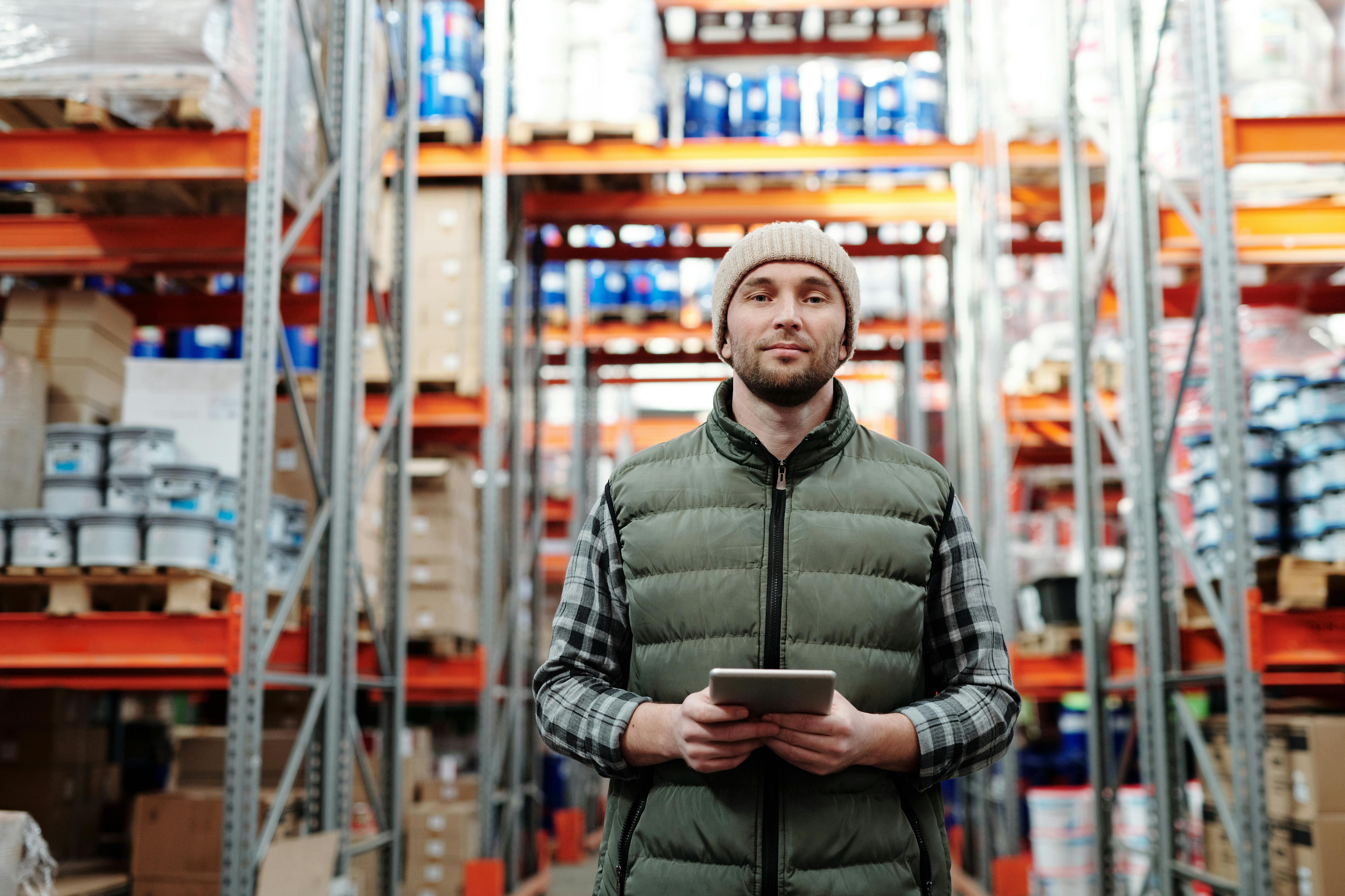 estionnaire d'entrepôt vérifiant l'inventaire sur une tablette dans un entrepôt logistique moderne