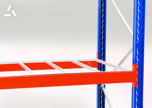 Platelage métallique plein fixé sur longerons de rayonnage, pour une surface de stockage continue et sécurisée.