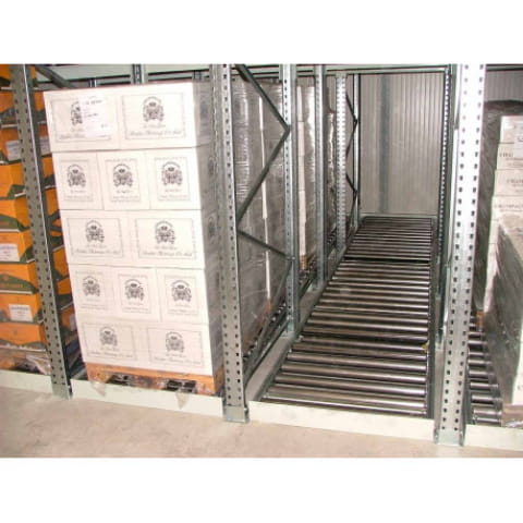 Rayonnage dynamique à rouleaux avec palettes en système FIFO pour le stockage alimentaire