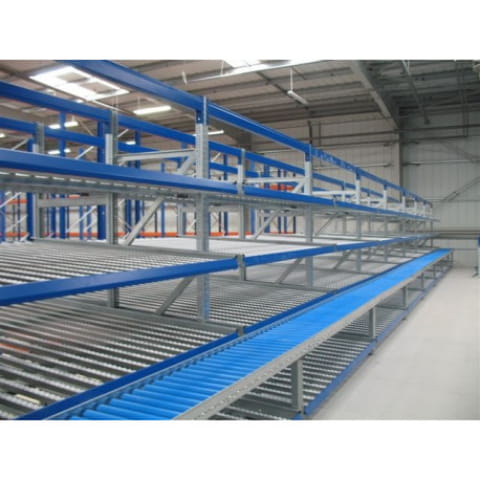 Rayonnage dynamique multi-niveaux à convoyeurs pour cartons et bacs en entrepôt logistique