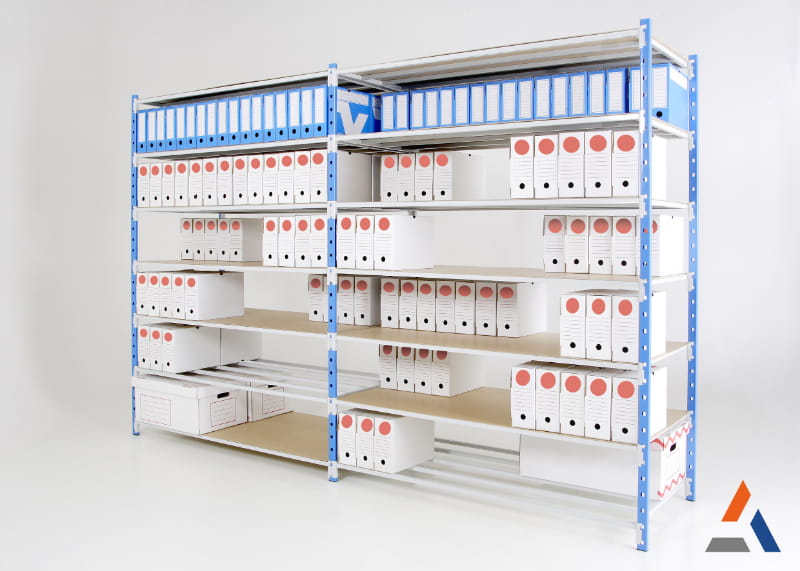 Rayonnage métallique d’archives avec classeurs et boîtes de rangement pour organiser efficacement les documents