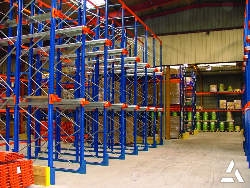 Rayonnages à palettes dans un entrepôt industriel optimisant le stockage logistique et la gestion des marchandises