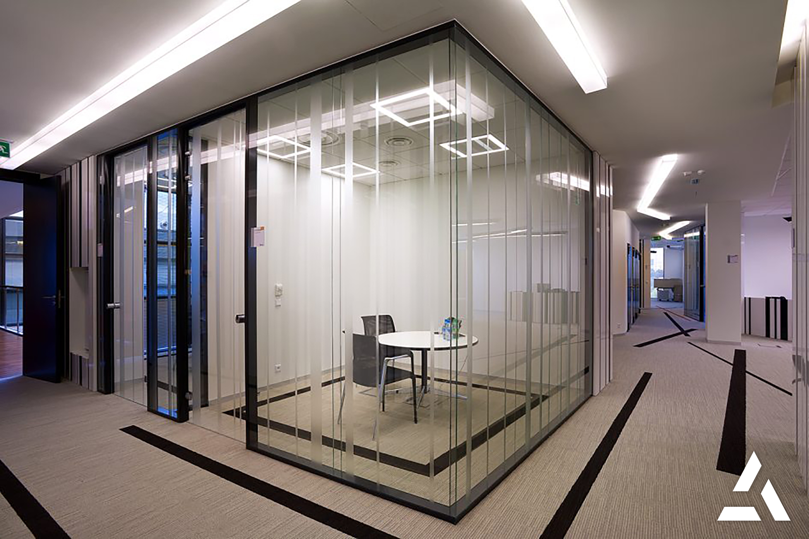 Salle de réunion moderne vitrée en open space, bureau professionnel lumineux pour collaboration et réunions d’entreprise