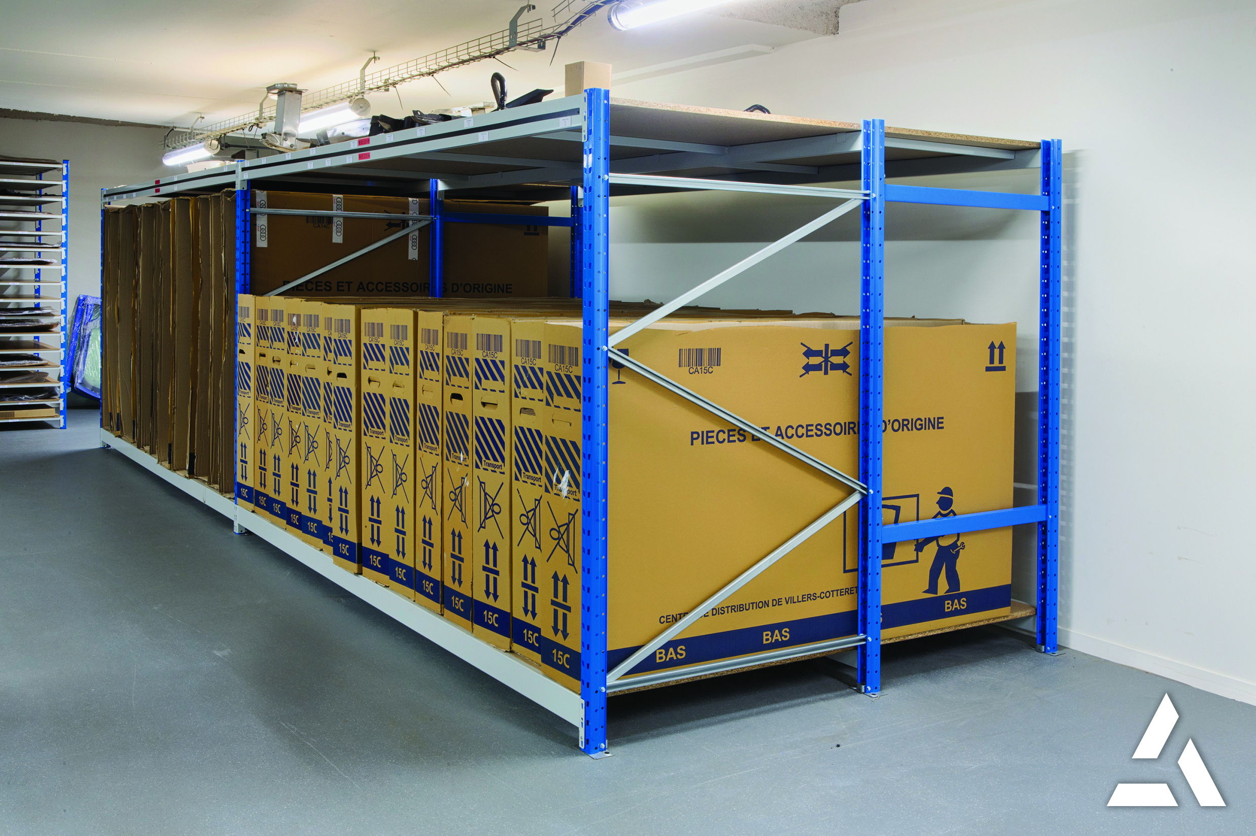 Rayonnage entrepôt industriel pour stockage grandes boîtes et cartons robustes